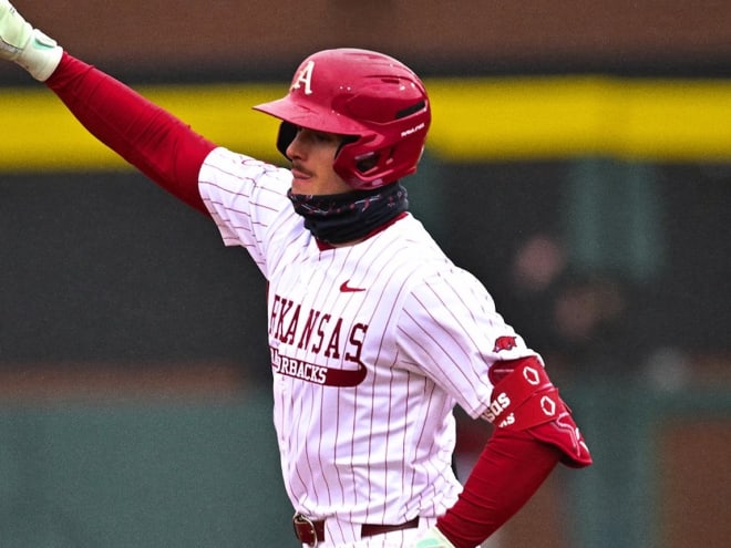 Razorbacks slug past Cougars, clinch Opening Weekend series