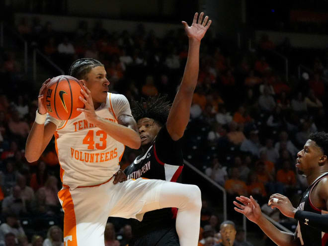 Tennessee basketball's Cam Carr to miss time with thumb injury