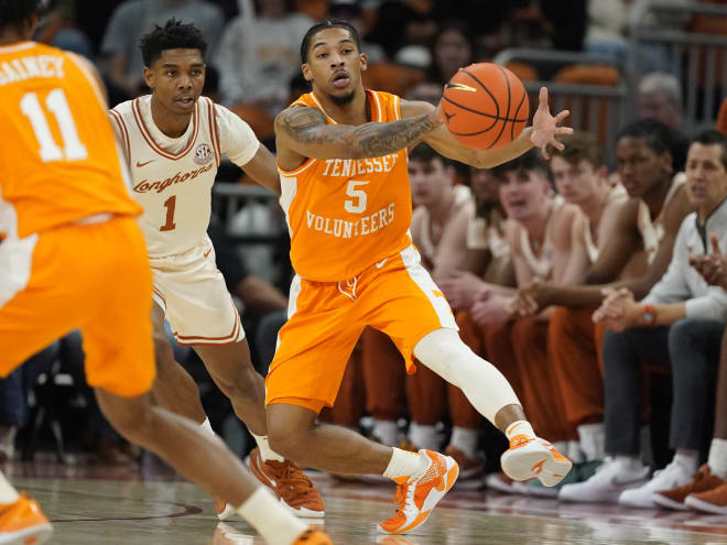 No. 1 Tennessee uses late push to survive Texas' upset bid