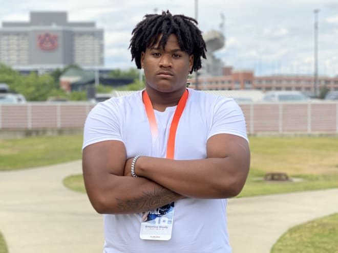 Woody visits Auburn, could project at OL or DL