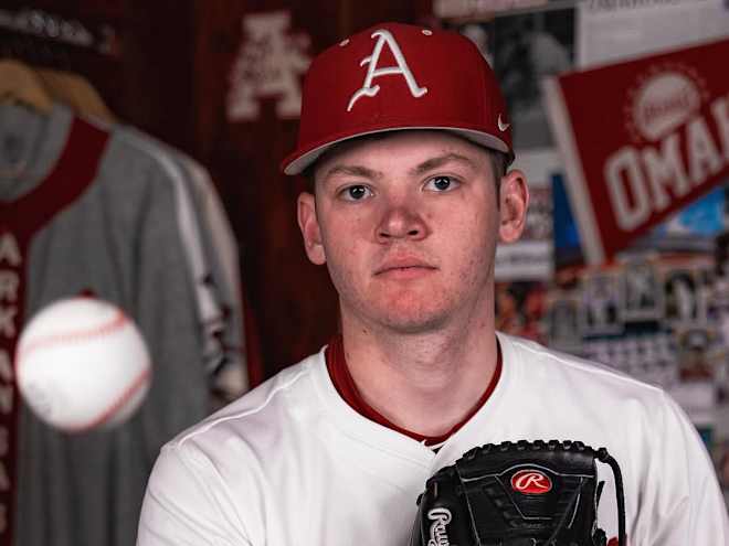 Arkansas freshman right-hander enters transfer portal