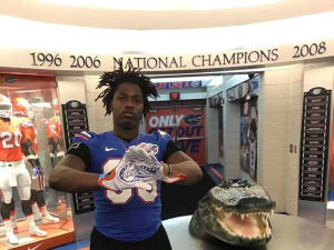 Top defensive line target sends out cryptic tweet