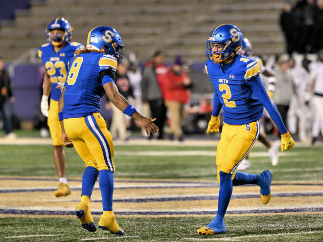 Oscar Smith Edges Madison 21-20 to Claim the Class 6 State Championship