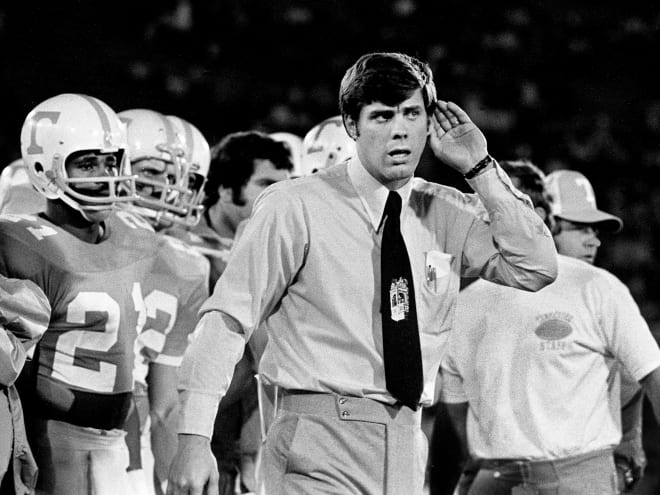 Former Tennessee head coach Bill Battle dies