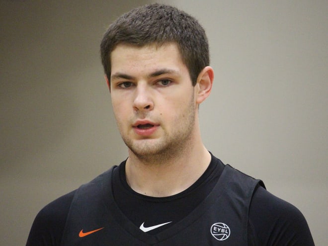 Michigan Basketball Recruiting: Hunter Dickinson Commits To The Wolverines