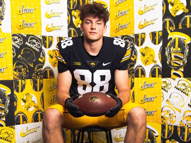 Four-Star Tight End Thomas Meyer Signs with Iowa