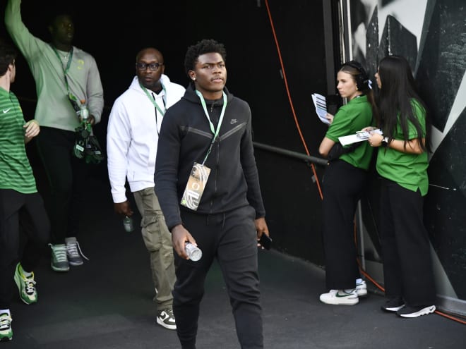 Four-star 2027 LB on Oregon visit: "Their energy is like no other."