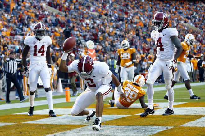 Jalen Hurts (2) and Alabama manhandled Tennessee on Saturday.