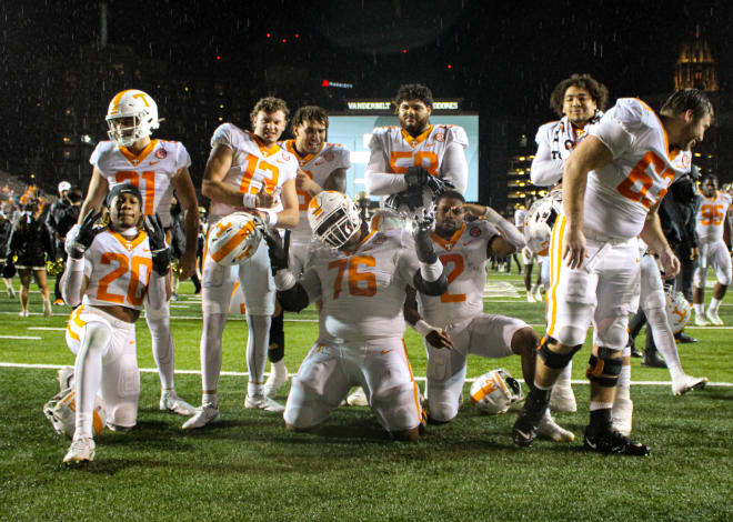 Tennessee running backs Jaylen Wright (20) and Jabari Small (2) posed with their offensive linemen after decimating Vanderbilt on Saturday. 