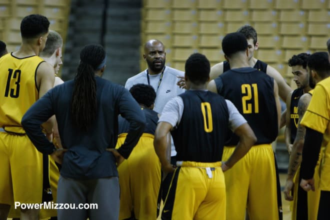 Cuonzo Martin huddles up with his Missouri team at practice on Thursday.