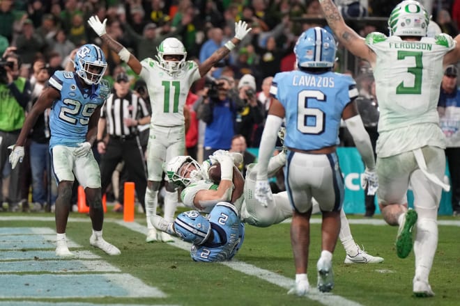 Oregon wide receiver Chase Cota scores the game-winning touchdown with 19 seconds left as the Ducks beat North Carolina, 28-27.