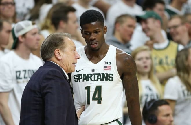 Michigan State Coach Tom Izzo talks to Eron Harris