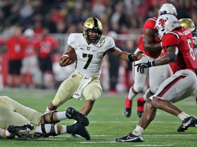 Jemel Jones (7) runs with the ball against the Ball State Cardinals 