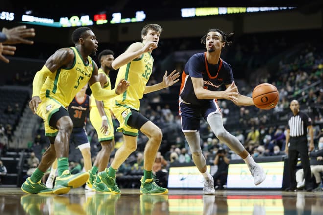 Pepperdine Waves guard Houston Mallette (0) drives to the basket against Oregon Ducks guard De'Vion Harmon (5) during the second half at Matthew Knight Arena. Photo | Soobum Im-USA TODAY Sports
