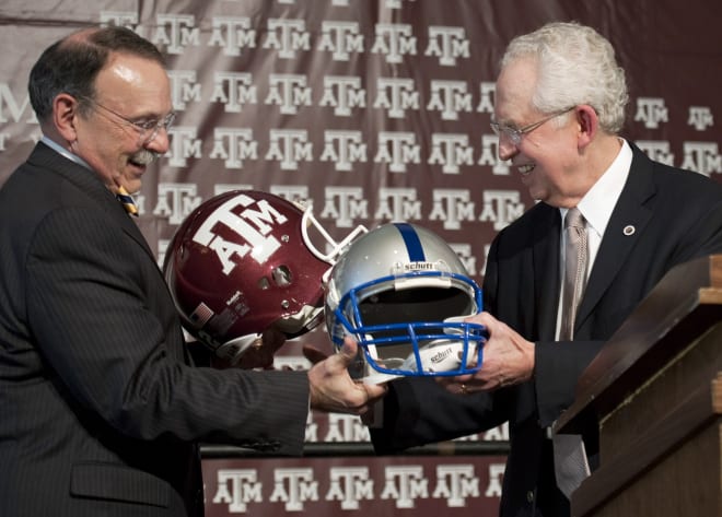 Former Texas A&M President R. Bowen Loftin (left) 