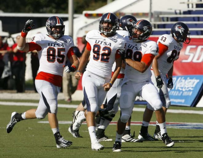 Sean Ianno (92) celebrates with teammates after kicking the game winner at South Alabama in 2012.