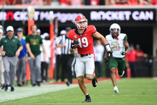 Brock Bowers takes this play for an 89-yard touchdown against UAB. (Radi Nabulsi/UGASports.com)