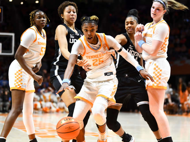 Tennessee guard Jordan Horston (25) goes for a loose ball in the first half against UConn.