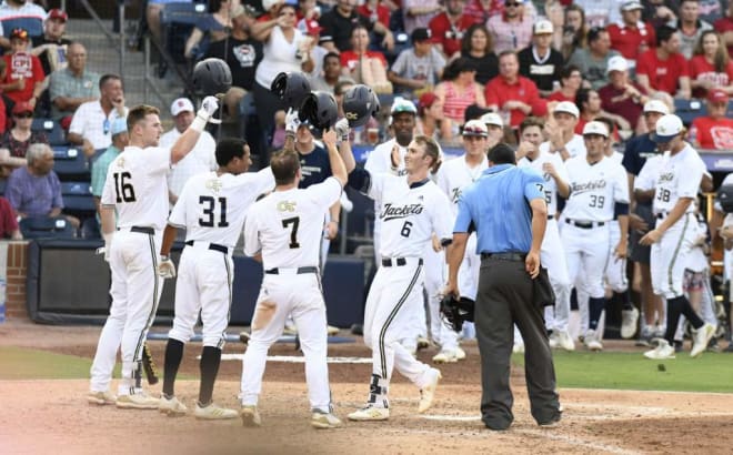 Jackets celebrate Guldberg's first home run of the year
