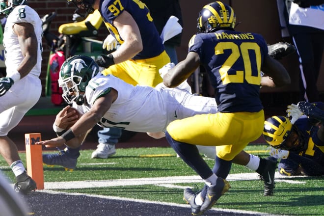 Connor Heyward scores a touchdown during Michigan State's 27-24 victory at Michigan in 2020. 