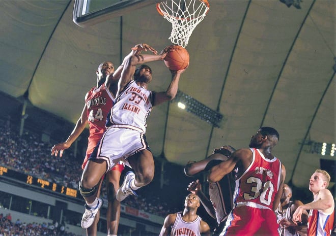 Illinois Kenny Battle (33) in action vs Syracuse Derrick Coleman (44). Minneapolis, MN 3/26/1989