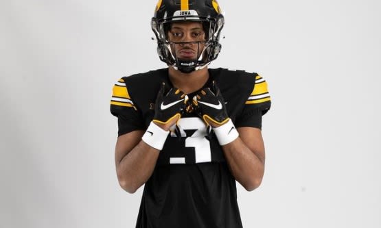 Deshaun Lee looks forward to signing with the Iowa Hawkeyes on Wednesday.