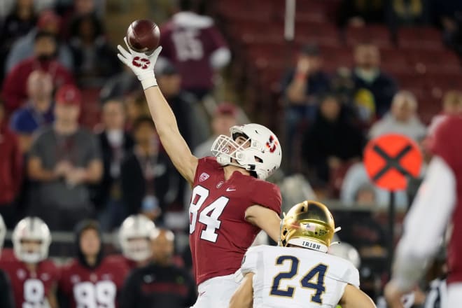 Stanford tight end Benjamin Yurosek making a highlight catch across the middle 
