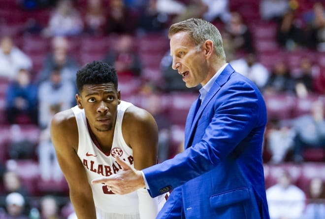 Alabama Crimson Tide head coach Nate Oats talks to Alabama Crimson Tide forward Brandon Miller (24) during the second half against the Jackson State Tigers at Coleman Coliseum. Photo | Marvin Gentry-USA TODAY Sports