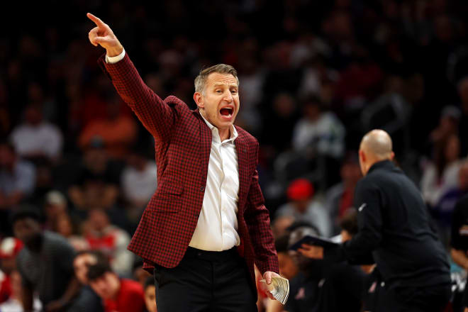Alabama Crimson Tide head coach Nate Oats signals to his team during the first half of the game against the Arizona Wildcats in the Hall of Fame Series at Footprint Center. Photo | Mark J. Rebilas-USA TODAY Sports