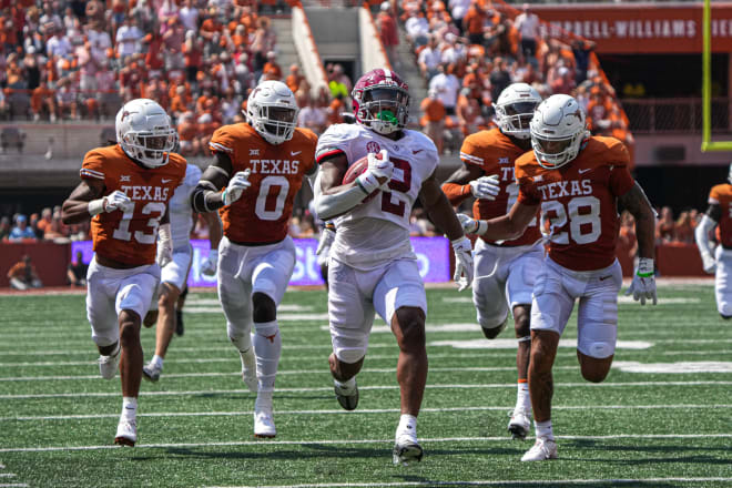 Alabama running back Jase McClellan (2) outruns several Texas players during the game at Royal Memorial Stadium on Sep. 10, 2022. Photo | Aaron E. Martinez/Austin American-Statesman-USA TODAY NETWORK