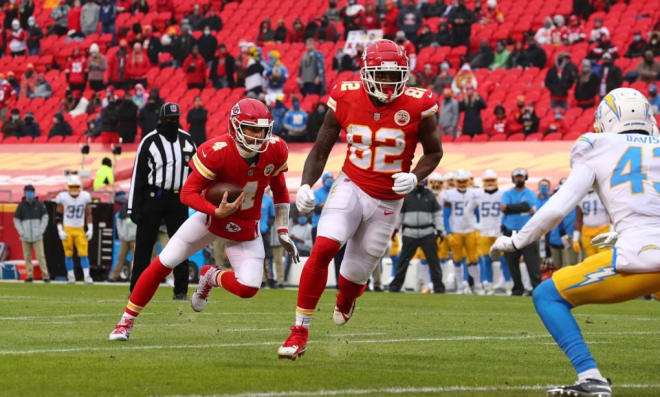 Deon Yelder prepares to pickup a block on Sunday versus the Chargers. (Photo: chiefs.com)