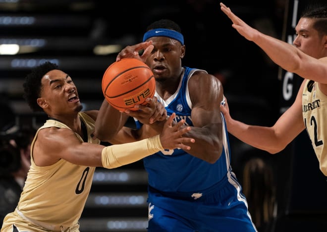 Kentucky's Oscar Tshiebwe battled for a loose ball in Tuesday's game at Vanderbilt. 