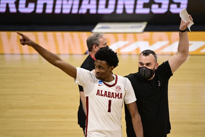  Alabama Crimson Tide forward Herbert Jones (1) celebrates after defeating the Iona Gaels during the first round of the 2021 NCAA Tournament at Hinkle Fieldhouse. Photo | Imagn