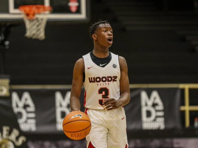 Woodz Elite guard Davonte Davis dribbling down the court and calling a play. 