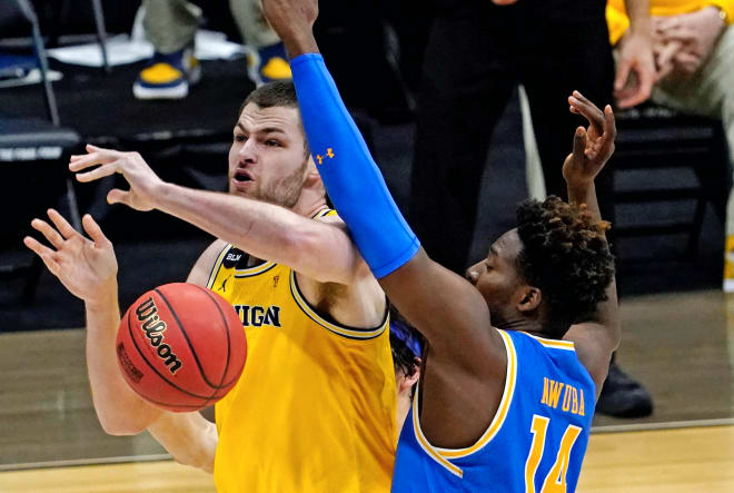 Michigan Wolverines basketball big man Hunter Dickinson managed only two rebounds against UCLA.