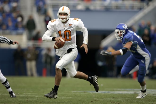 Tennessee quarterback Erik Ainge plays against Kentucky at Commonwealth Stadium in Lexington. 