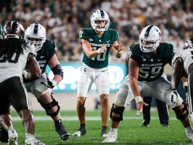 Michigan State center Nick Samac snaps the ball versus Western Michigan on Sept. 2, 2022