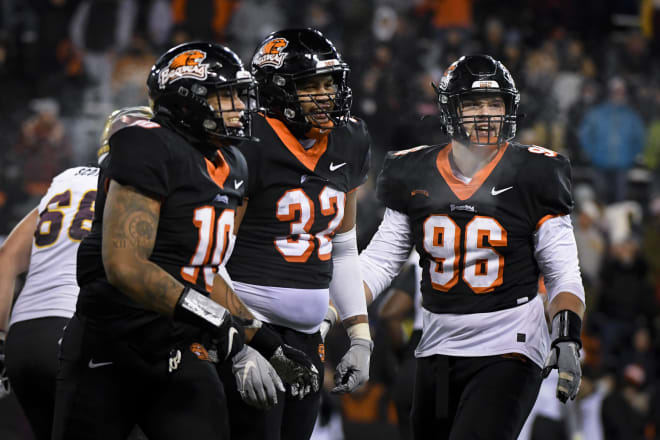 Kyrei Fisher (10) celebrates with Keonte Schad (32) and Simon Sandberg (96)