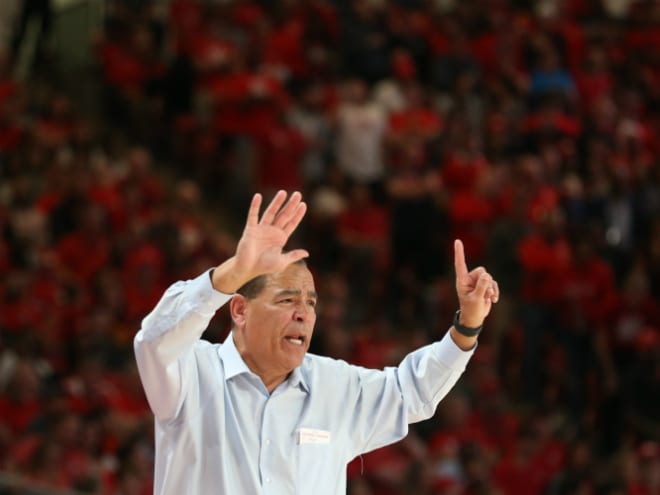 Houston Cougars head coach Kelvin Sampson signals a play during a 2019 game at the Fertitta Center.