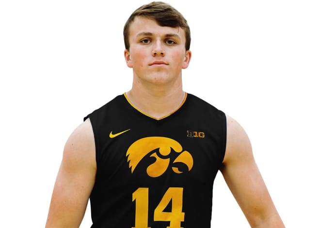 Carter Kingsbury will be walking to the Iowa basketball team. 