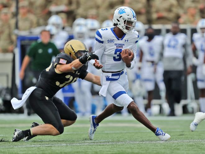 Georgia State QB Darren Grainger taking on Army's defense