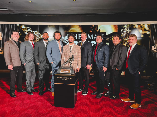 Caleb Williams with his USC offensive linemen.