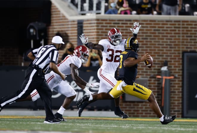 Alabama linebacker Dylan Moses (32) chases down Missouri quarterback Shawn Robinson. Photo | Getty Images