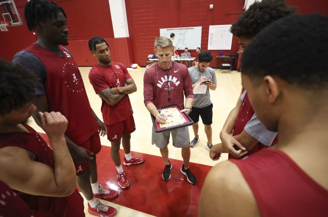 Alabama basketball head Nate Oats talks to the team in practice. Photo | Alabama Athletics 