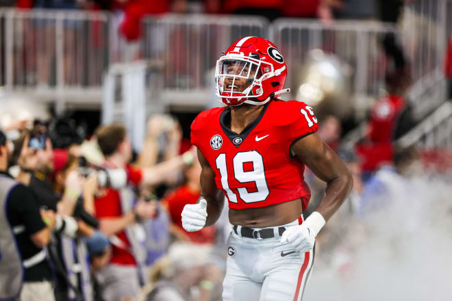 Georgia outside linebacker Darris Smith (19) during the Chick-fil-a Kickoff Game against Oregon at Mercedes-Benz Stadium in Atlanta, Ga., on Saturday, Sept. 3, 2022. (Photo by Tony Walsh/UGA Sports Communications)
