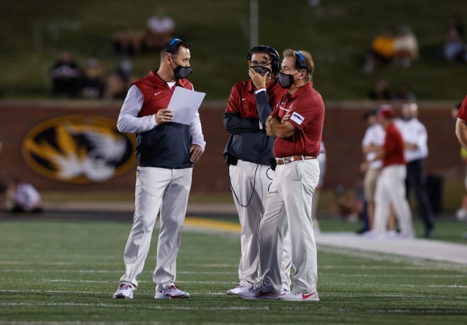 Alabama offensive coordinator Steve Sarkisian, left, talks with head coach Nick Saban, right, during the game against Missouri. Photo | Getty Images 