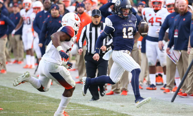Notre Dame Fighting Irish quarterback Ian Book versus Syracuse at Yankee Stadium on Nov. 17, 2018