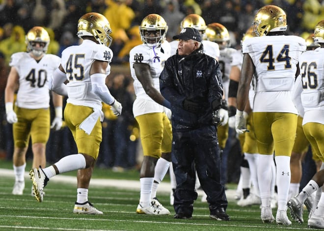 Notre Dame Head Coach Brian Kelly talking to his players on the sidelines against Michigan (Lon Horwedel)