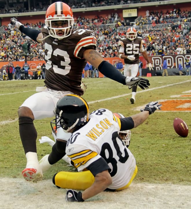 Former Trojans cornerback Daylon McCutcheon breaks up a pass against the Pittsburgh Steelers while playing for the Cleveland Browns in 1995.