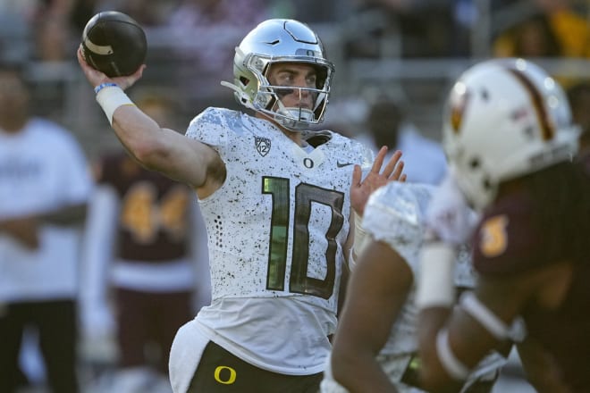 Bo Nix passed for 404 yards and a career-high 6 touchdowns in the Ducks' 10th win of the season.